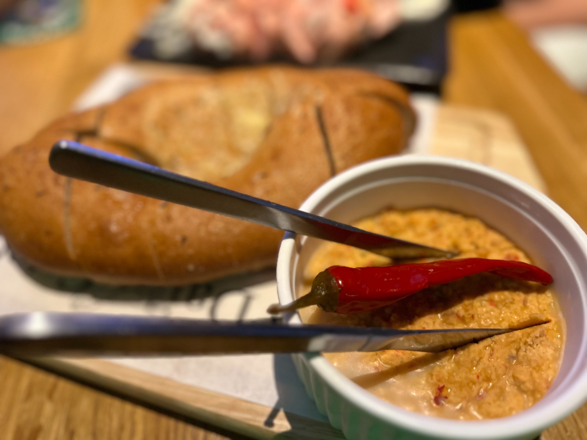 Cesnakový posuch so škvarkovou pomazánkou